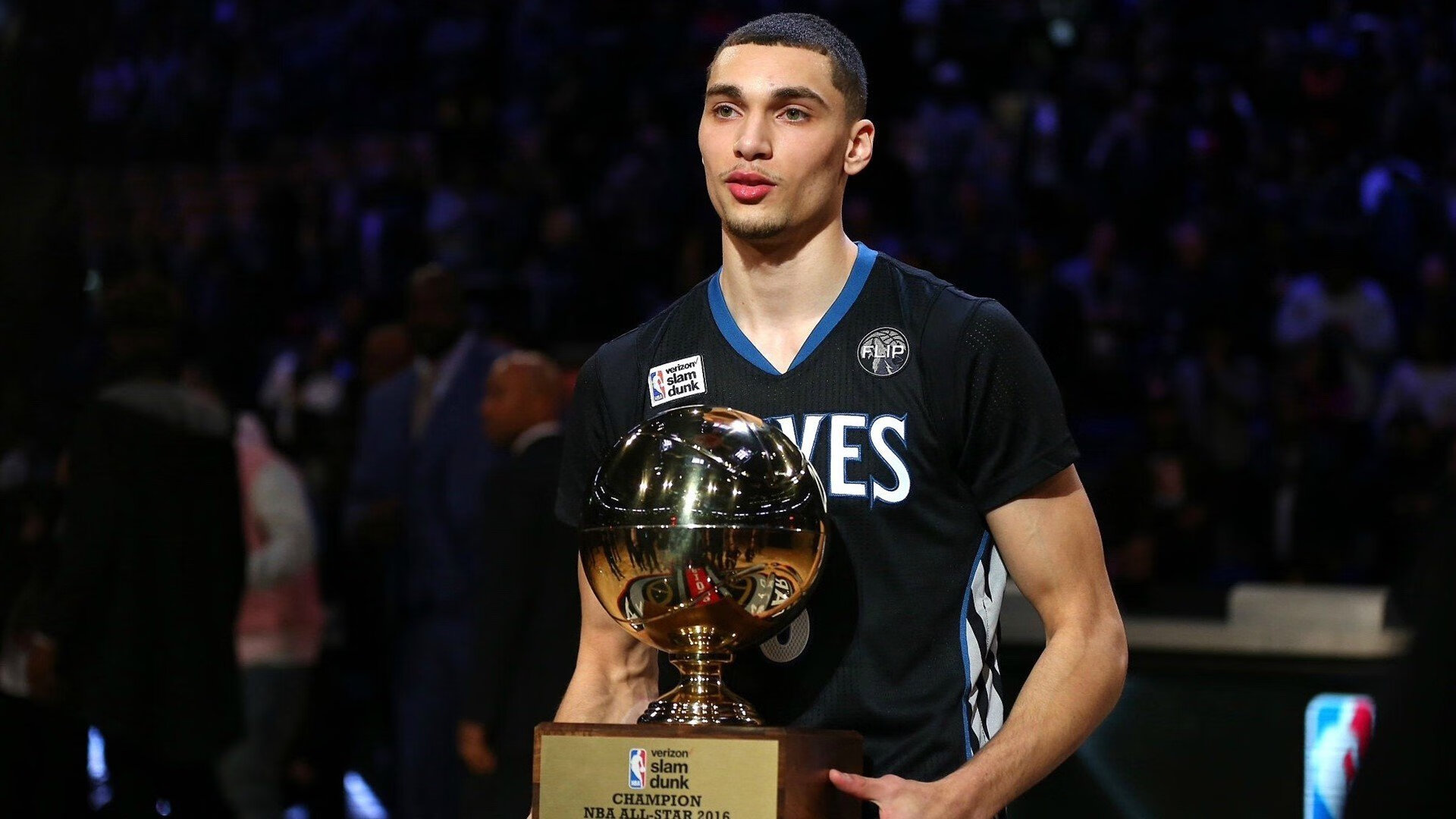 中国篮球联赛中侧翼突破与内线对抗战术对比，篮球中侧翼是什么意思